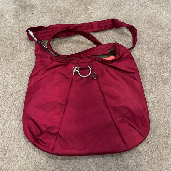 Travelon anti-theft RFID blocking crossbody - Picture 4 of 9